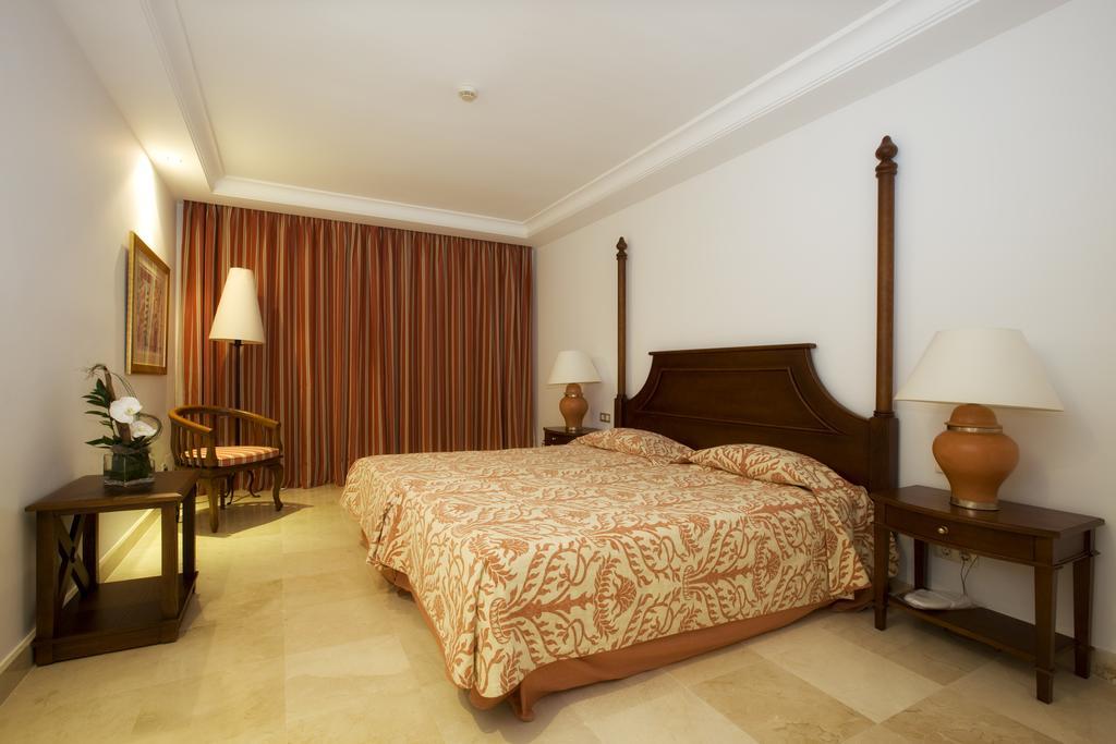 Bahia Beach Apartments エステポナ 部屋 写真