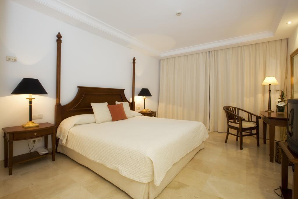 Bahia Beach Apartments エステポナ 部屋 写真